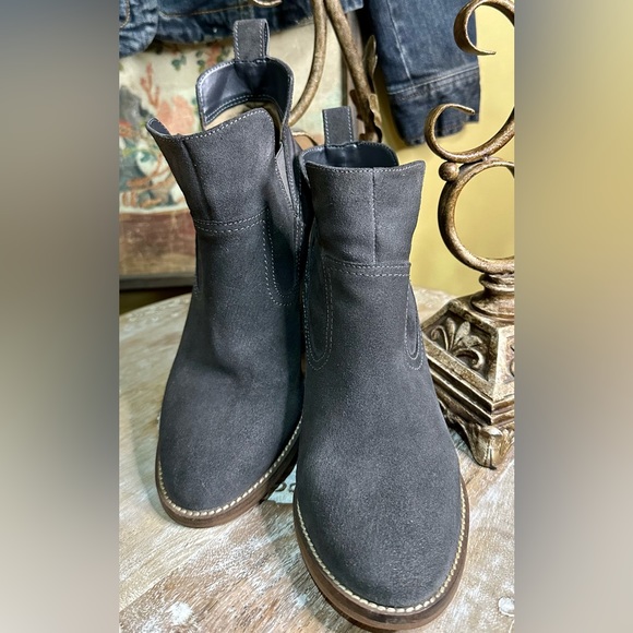 EUC Blondo “Irving” Waterproof Gray Suede Wedge Heeled Ankle Boots. Size 7 - Picture 3 of 14